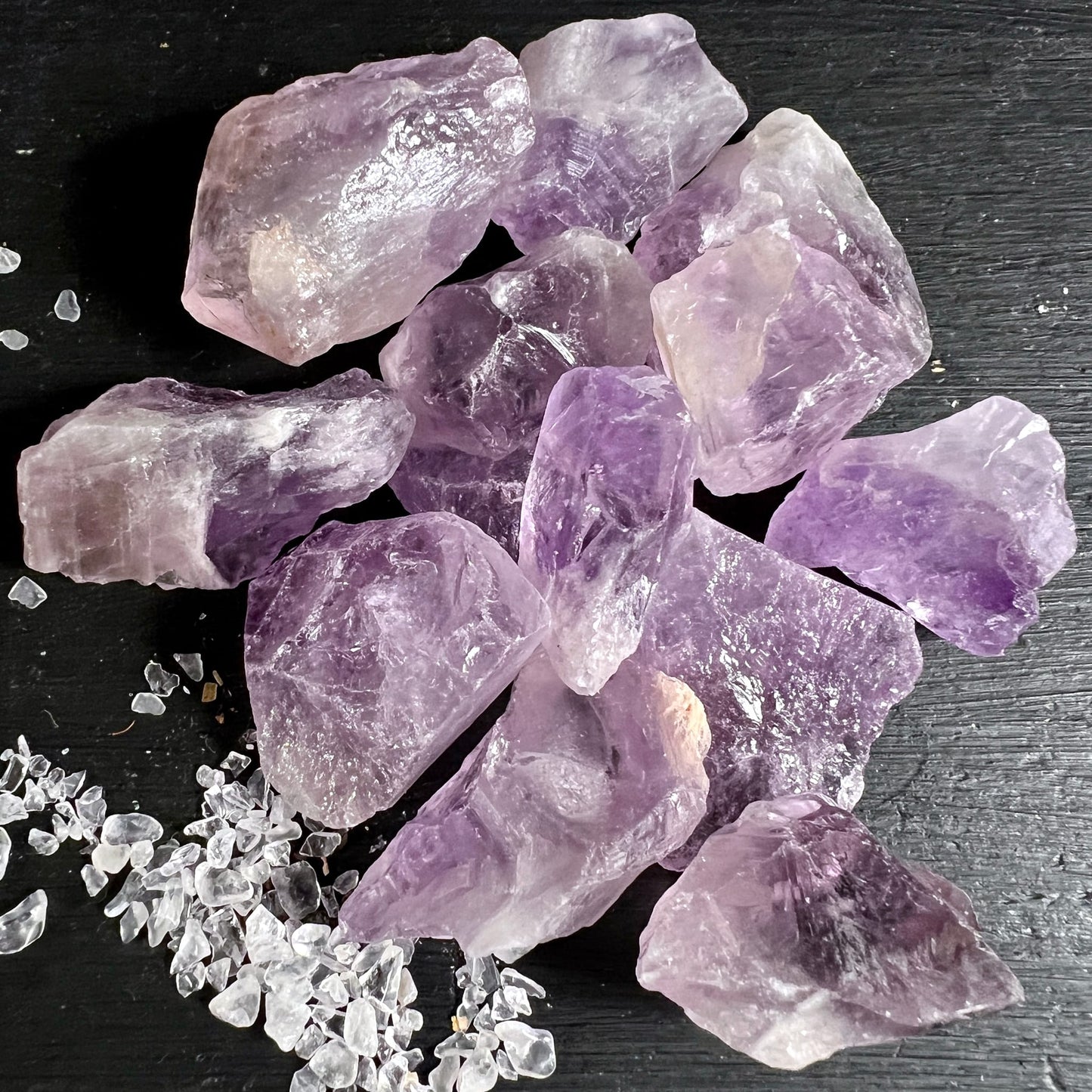 Amethyst Rohsteine Brasilien | lila Farbverlauf | Gruppe mit Bergkristallsplittern | Happy Minerals