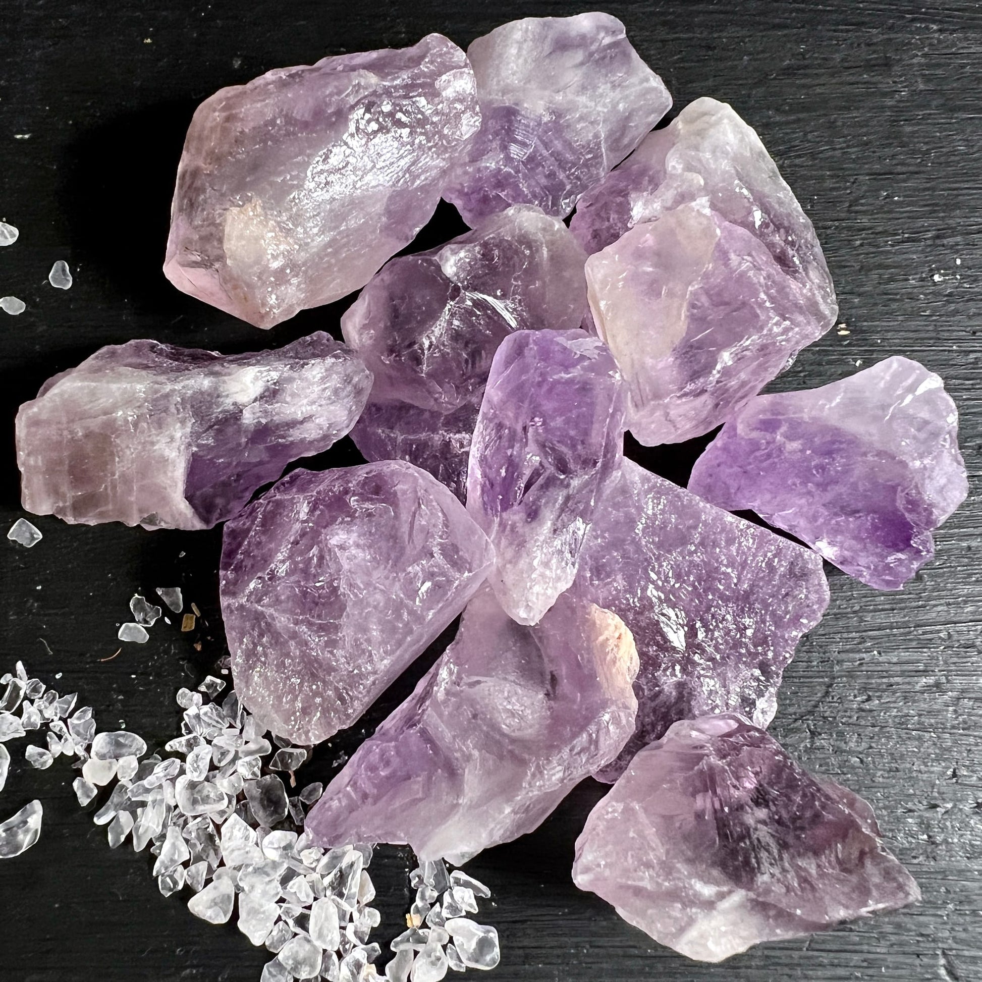 Amethyst Rohsteine Brasilien | lila Farbverlauf | Gruppe mit Bergkristallsplittern | Happy Minerals