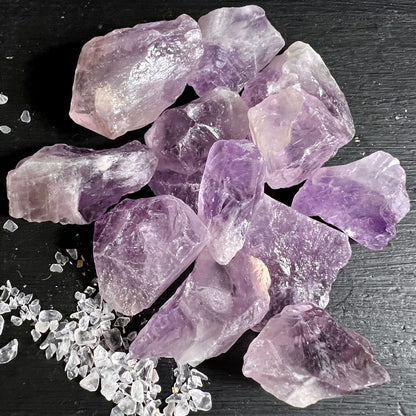 Amethyst Rohsteine Brasilien | lila Farbverlauf | Gruppe mit Bergkristallsplittern | Happy Minerals