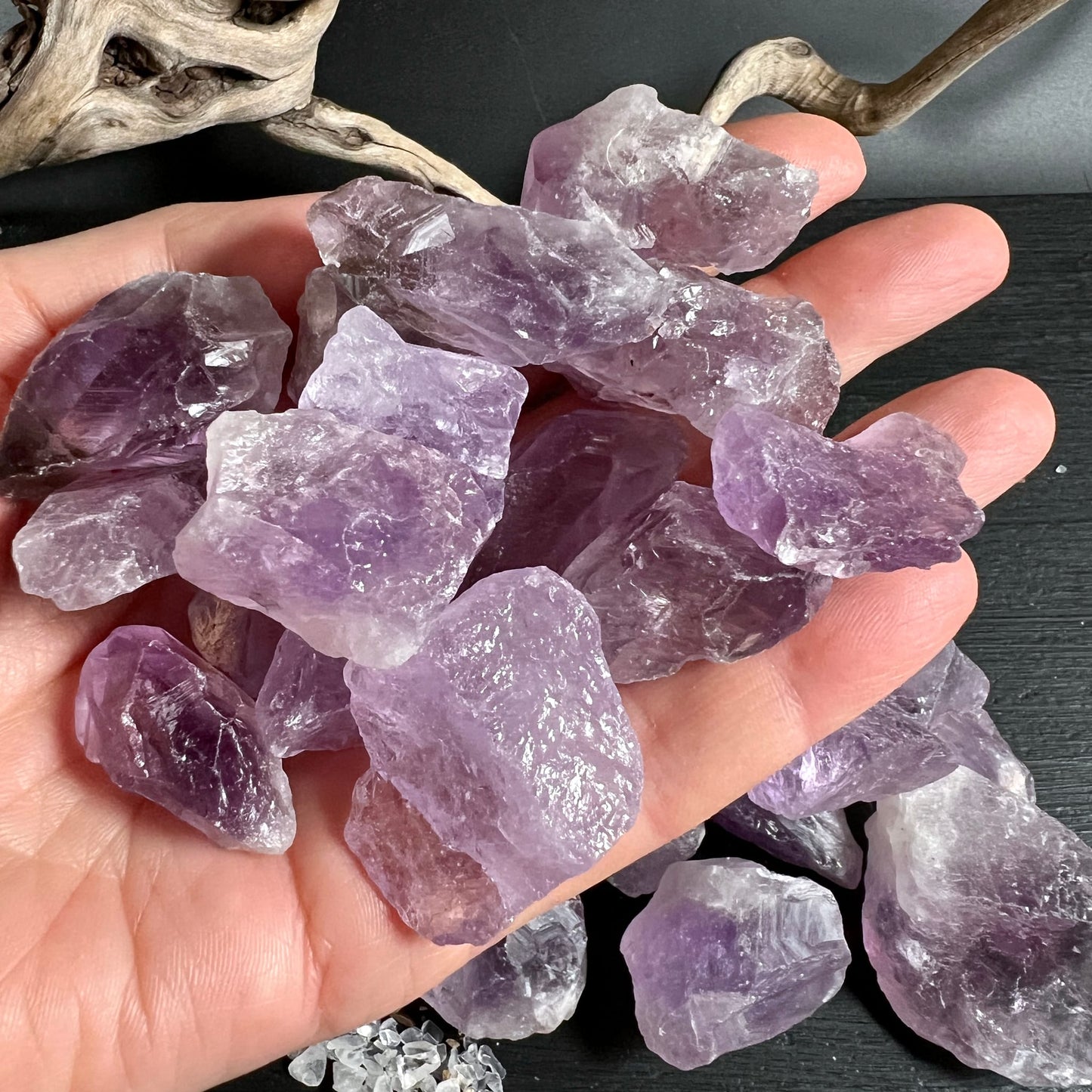 Amethyst Rohsteine Brasilien | violett-rosé | Hand voll glitzernder Kristalle | Happy Minerals