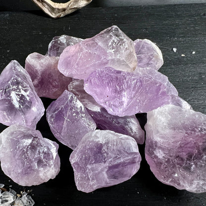 Amethyst Rohsteine Brasilien | zartes Lavendellila | Haufen auf Schiefertablett | Happy Minerals