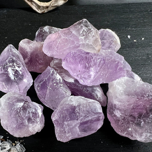Amethyst Rohsteine Brasilien | zartes Lavendellila | Haufen auf Schiefertablett | Happy Minerals