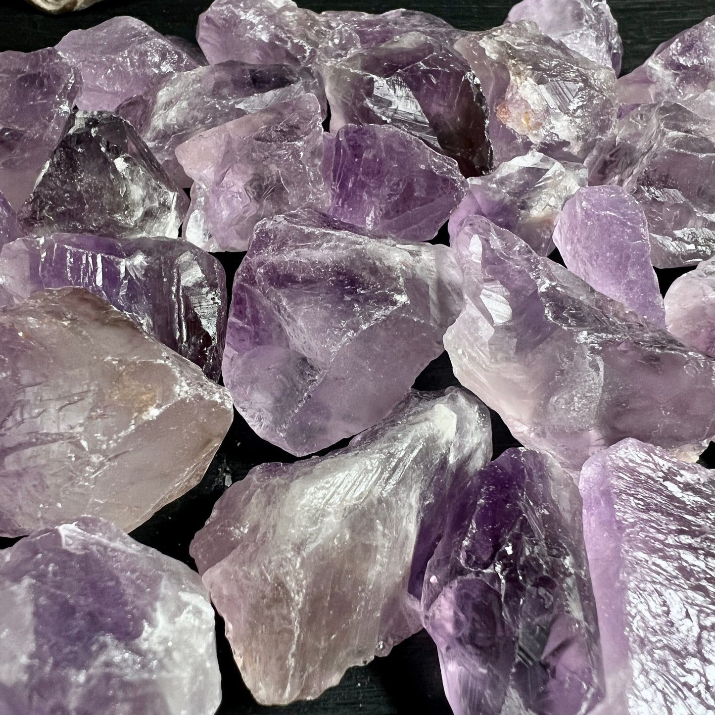 Amethyst Rohsteine Brasilien | satte Lila-Töne | Nahaufnahme Kristallstruktur | Happy Minerals