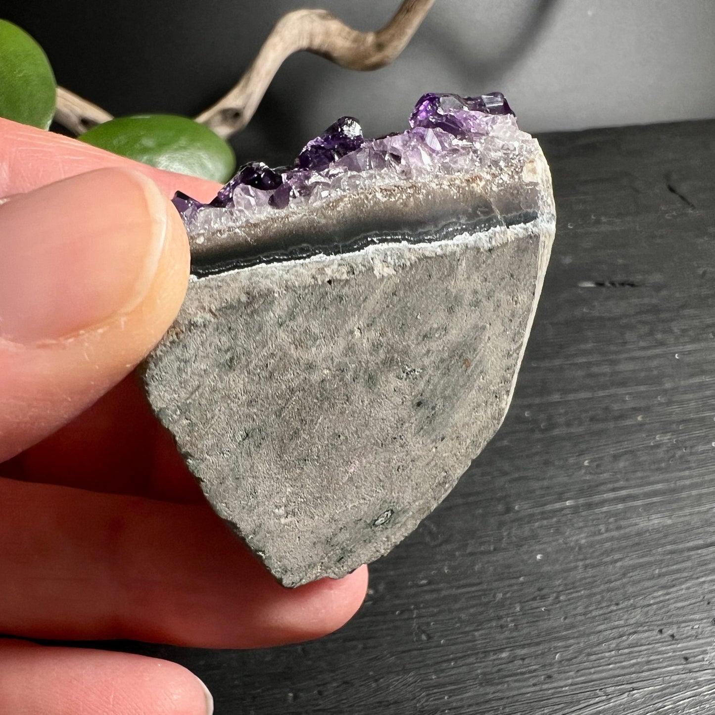 Amethyst Rueckseite Uruguay | Standfuss natur | rohe Matrix | violette Kristallkante | stabile Basis | Happy Minerals