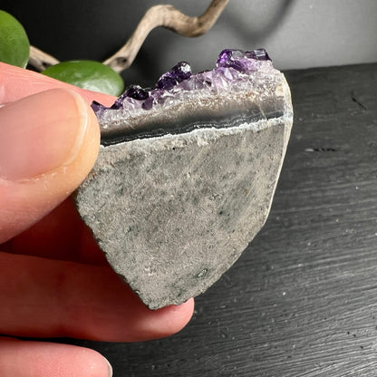 Amethyst Rueckseite Uruguay | Standfuss natur | rohe Matrix | violette Kristallkante | stabile Basis | Happy Minerals