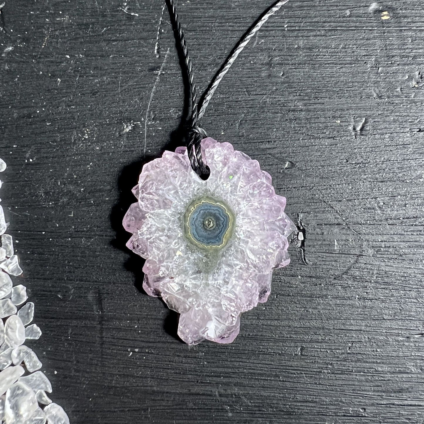 Amethyst Sonne Anhänger 35x28mm, gebohrte Stalaktit-Scheibe aus Uruguay