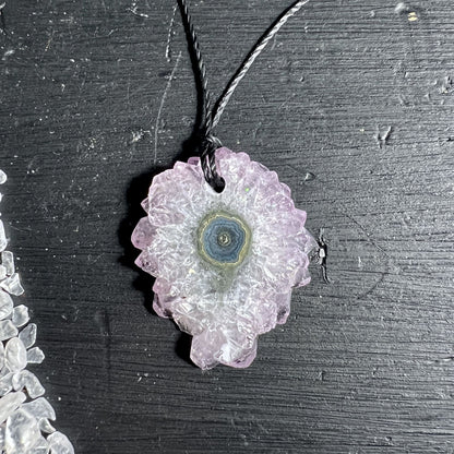 Amethyst Sonne Anhänger 35x28mm, gebohrte Stalaktit-Scheibe aus Uruguay