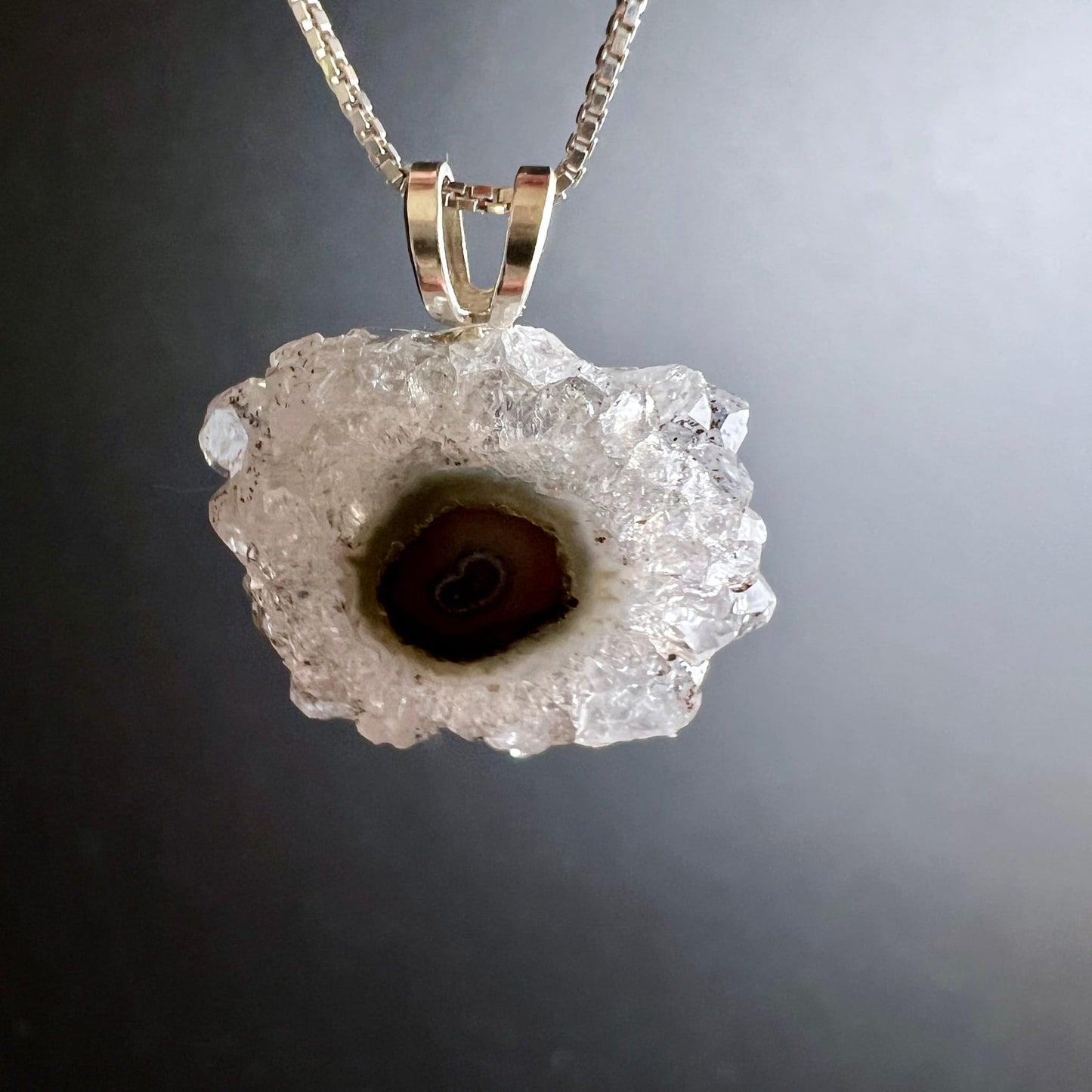 Amethyst Sonne Anhänger: cremig-weisser Druse-Rand mit rotbraunem Auge-Zentrum, rohe Kristallzacken, Goldöse | Happy Minerals
