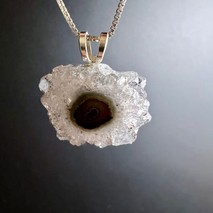 Amethyst Sonne Anhänger: cremig-weisser Druse-Rand mit rotbraunem Auge-Zentrum, rohe Kristallzacken, Goldöse | Happy Minerals