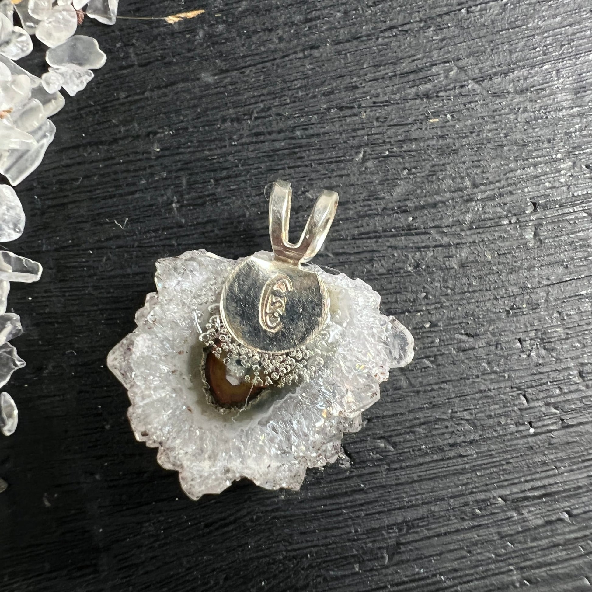 Amethyst Stalaktit Anhänger Rückseite: runde Silberfassung mit 925-Stempel, granulierten Rändern, braun-beigem Kern | Happy Minerals