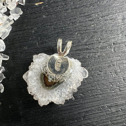 Amethyst Stalaktit Anhänger Rückseite: runde Silberfassung mit 925-Stempel, granulierten Rändern, braun-beigem Kern | Happy Minerals