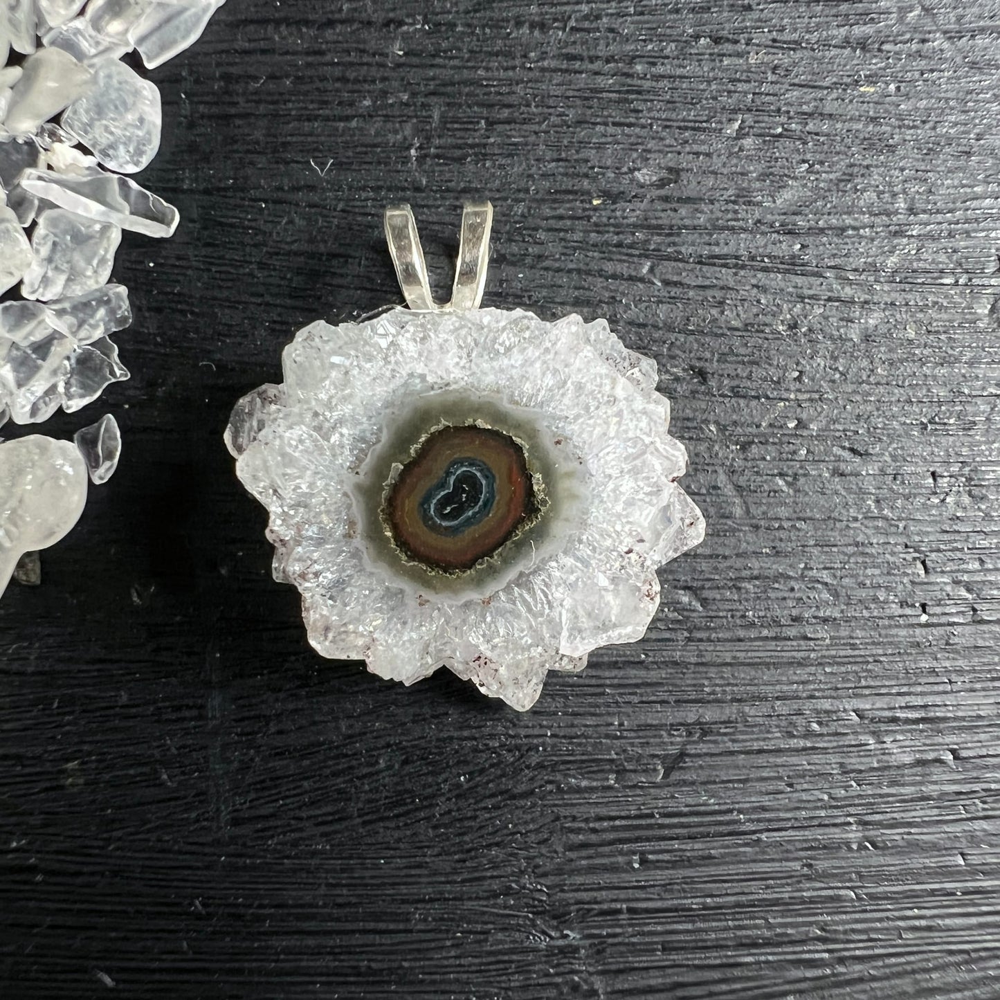 Amethyst Sonne Anhänger: weisse Druzenkristalle aussen, Mitte mit konzentrischen Ringen in Orange, Rotbraun, Blaugrau | Happy Minerals