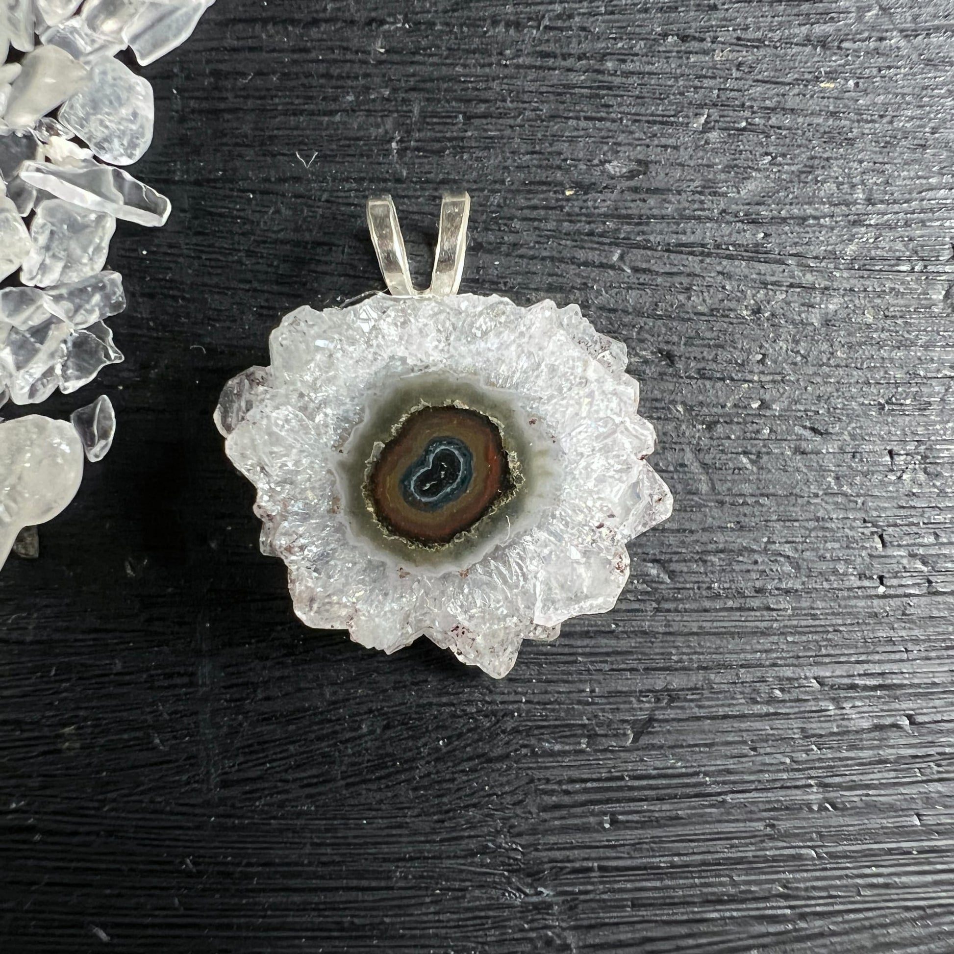 Amethyst Sonne Anhänger: weisse Druzenkristalle aussen, Mitte mit konzentrischen Ringen in Orange, Rotbraun, Blaugrau | Happy Minerals