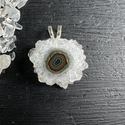Amethyst Sonne Anhänger: weisse Druzenkristalle aussen, Mitte mit konzentrischen Ringen in Orange, Rotbraun, Blaugrau | Happy Minerals