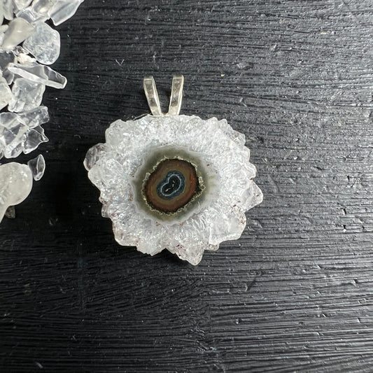 Amethyst Sonne Anhänger: weisse Druzenkristalle aussen, Mitte mit konzentrischen Ringen in Orange, Rotbraun, Blaugrau | Happy Minerals