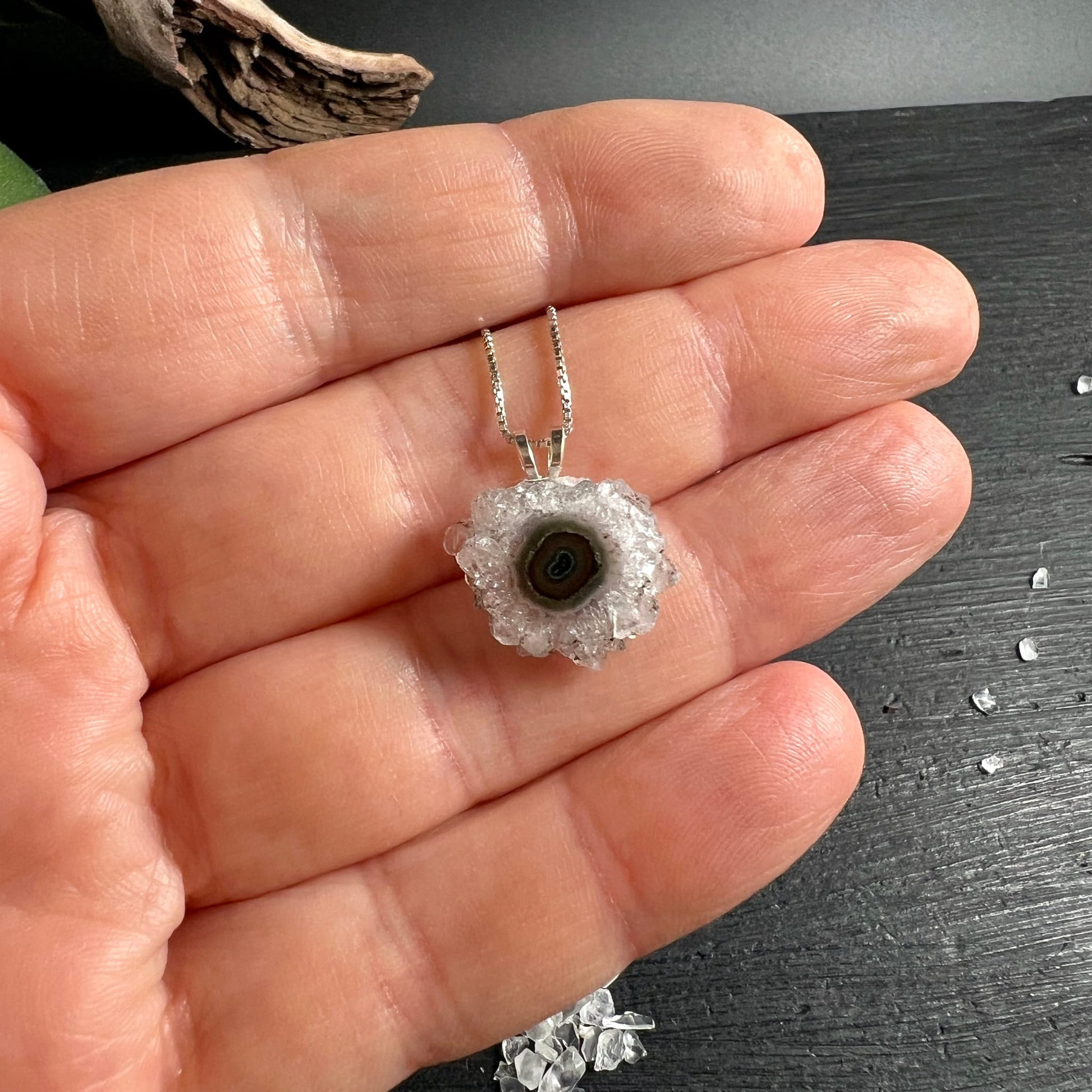 Amethyst Sonne Anhänger: runde Rohform, weiss-grauer Druzenkranz um dunkelbraunes Zentrum | Happy Minerals
