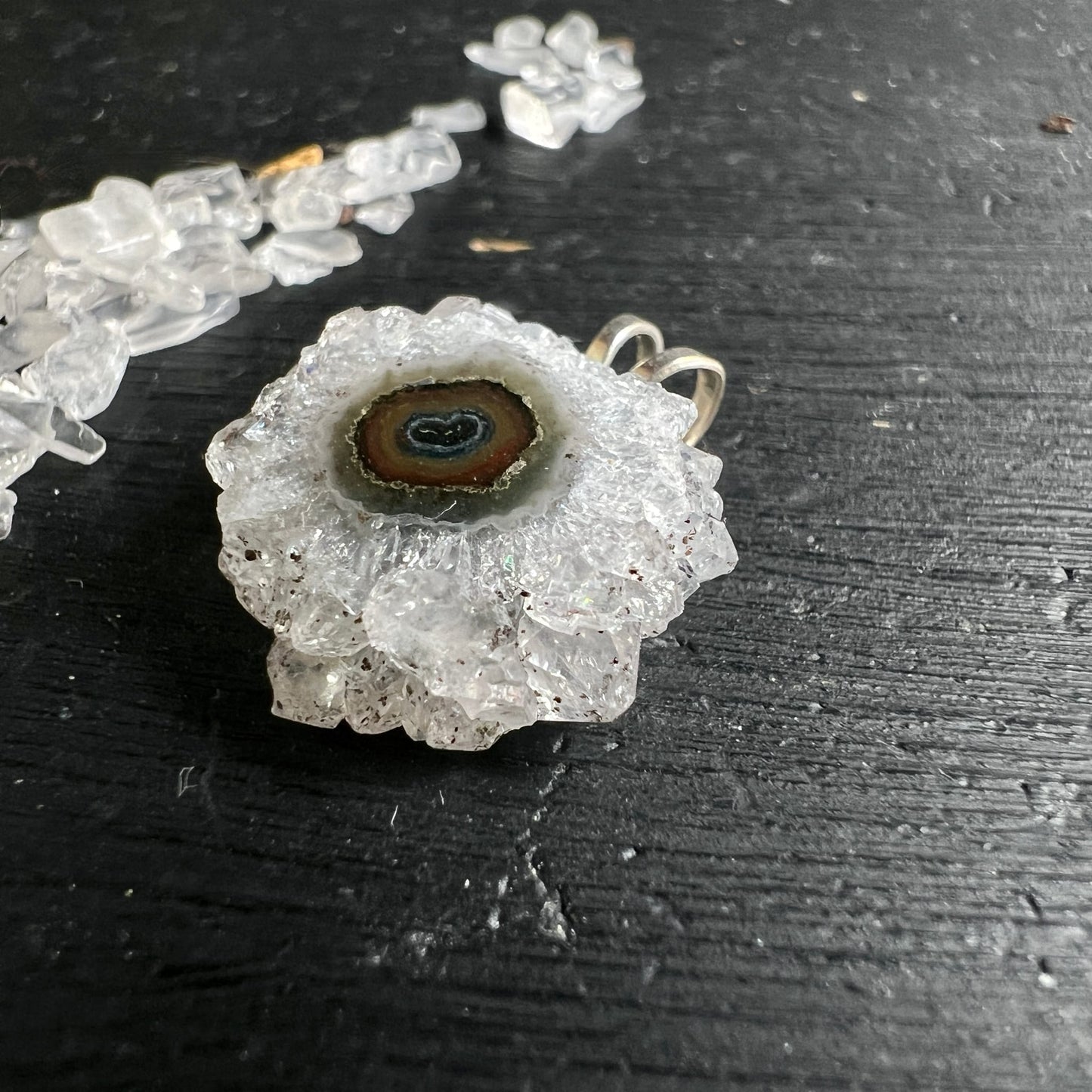 Amethyst Sonne Anhänger: weisse Druzenkristalle, konzentrische braun-blau-grüne Ringe im Zentrum, Silberöse | Happy Minerals