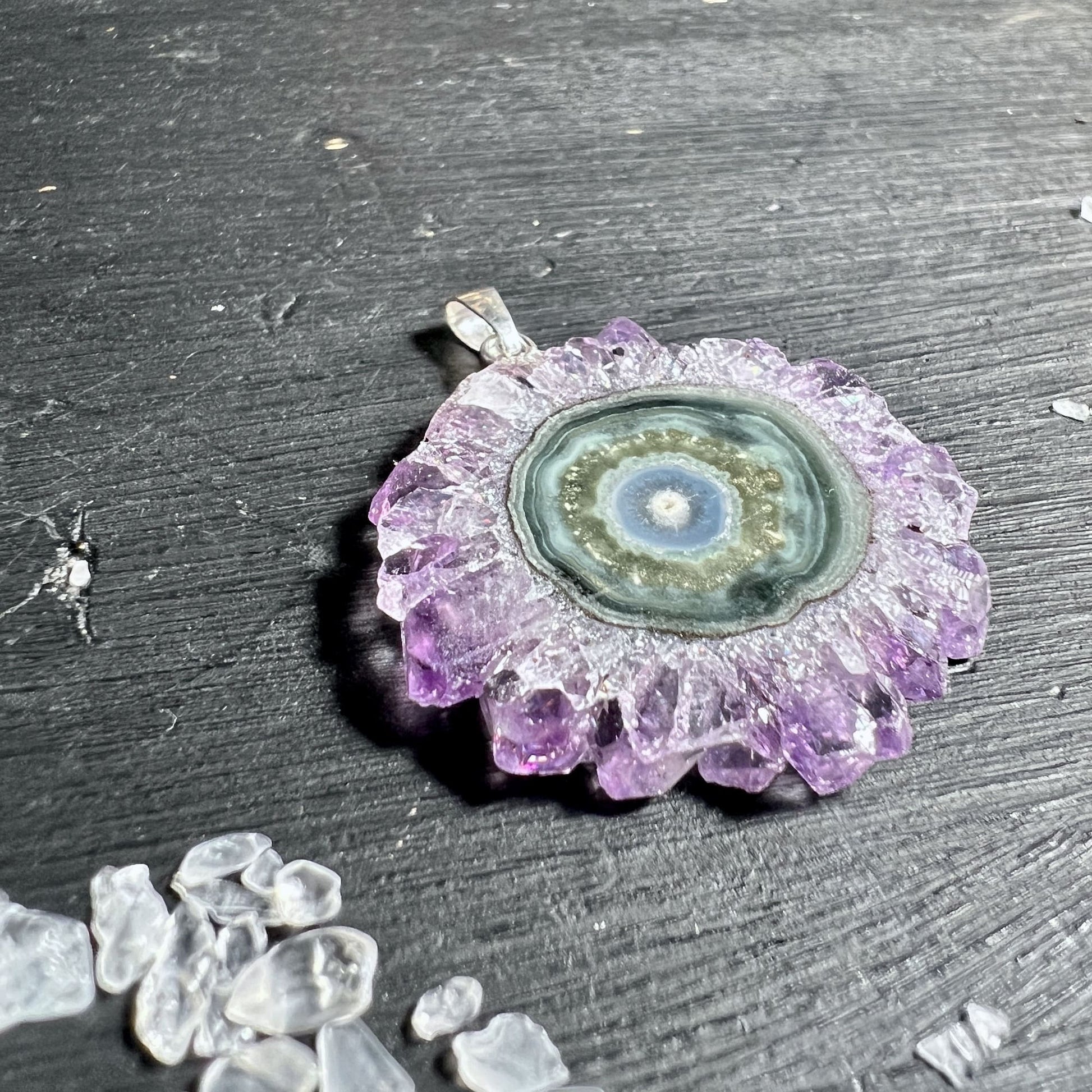 Amethyst Sonne Kristallanhänger mit Achatzentrum im Detail | Happy Minerals