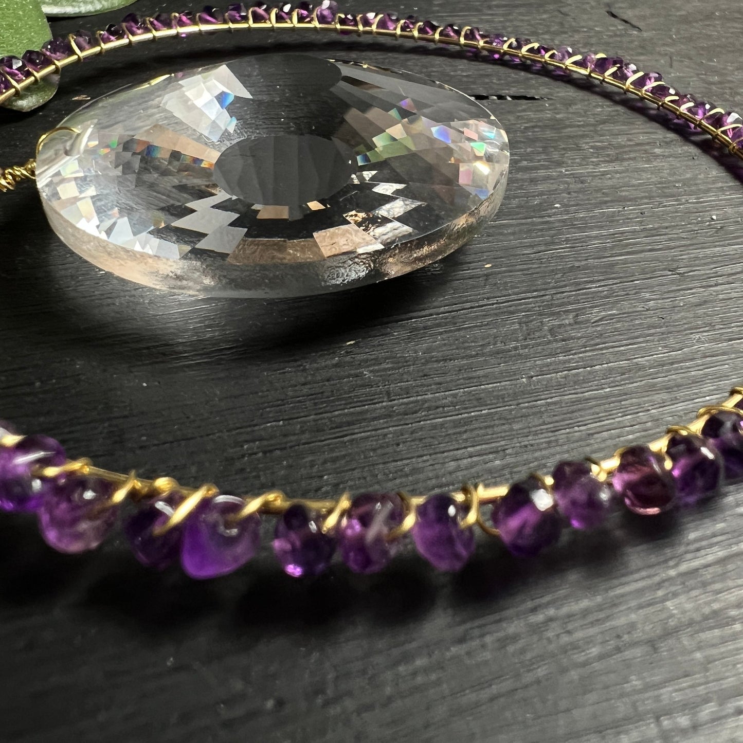 Amethyst Sonne Seitenansicht | Glaskristall Oval | Violette Perlen Gold Draht | Kreis schwebend | Happy Minerals