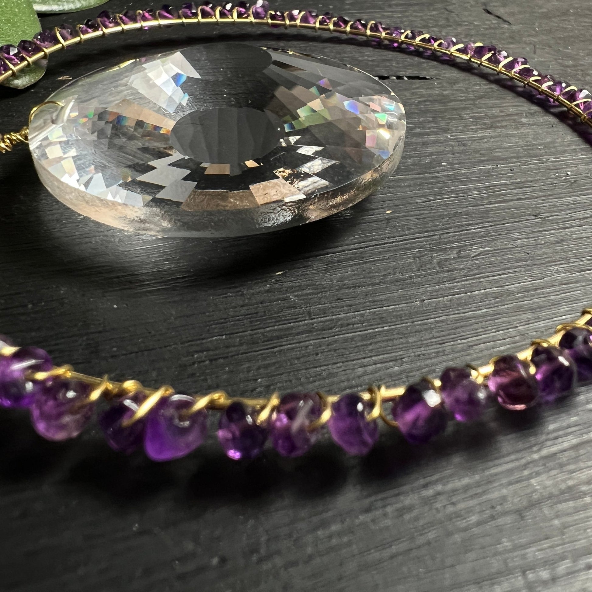 Amethyst Sonne Seitenansicht | Glaskristall Oval | Violette Perlen Gold Draht | Kreis schwebend | Happy Minerals