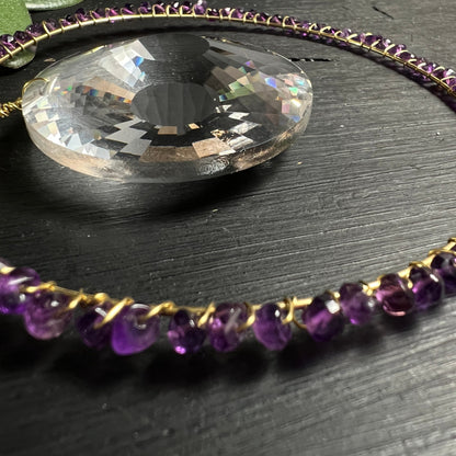 Amethyst Sonne Seitenansicht | Glaskristall Oval | Violette Perlen Gold Draht | Kreis schwebend | Happy Minerals