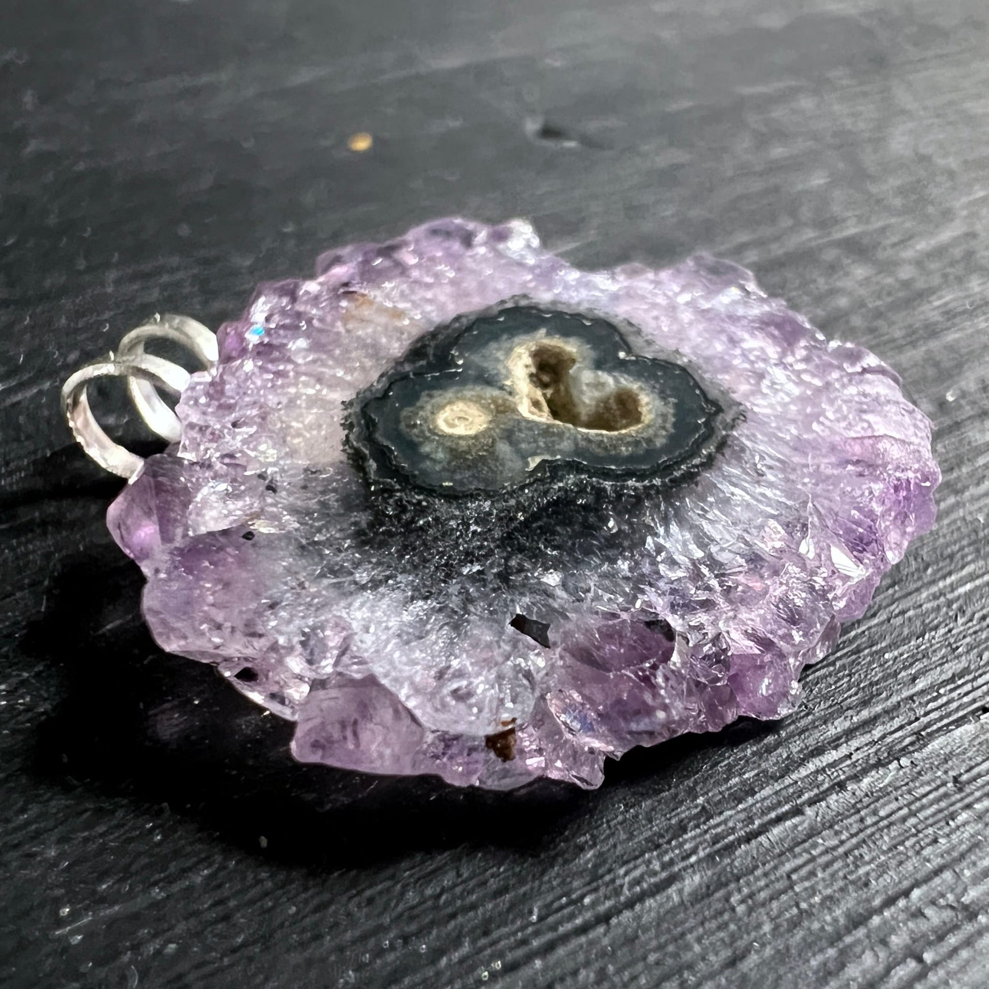 Amethyst | Sonne | Stalaktit | Anhänger | violette | Kristallblüte | dunkler | Achat-Kern | Happy Minerals