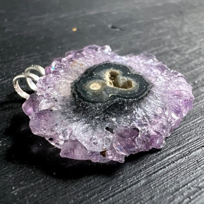 Amethyst | Sonne | Stalaktit | Anhänger | violette | Kristallblüte | dunkler | Achat-Kern | Happy Minerals