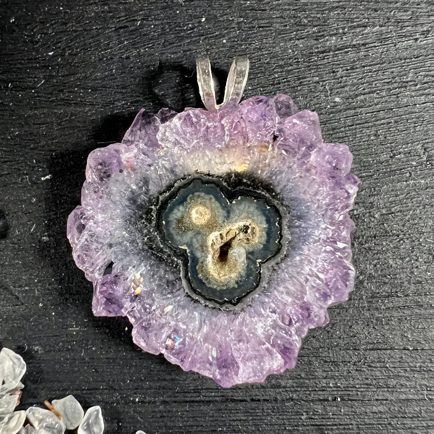 Amethyst | Sonne | Stalaktit | Draufsicht | funkelnde | Kristallspitzen | zarter | Lavendelton | Happy Minerals