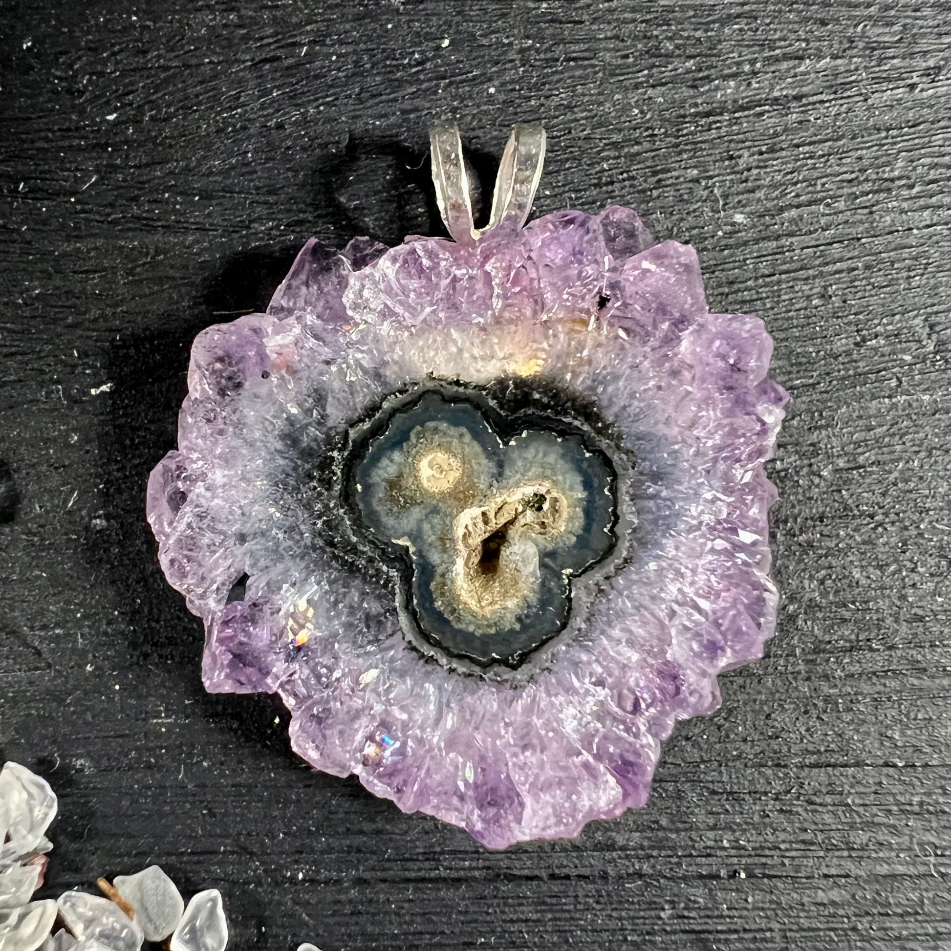 Amethyst | Sonne | Stalaktit | Draufsicht | funkelnde | Kristallspitzen | zarter | Lavendelton | Happy Minerals