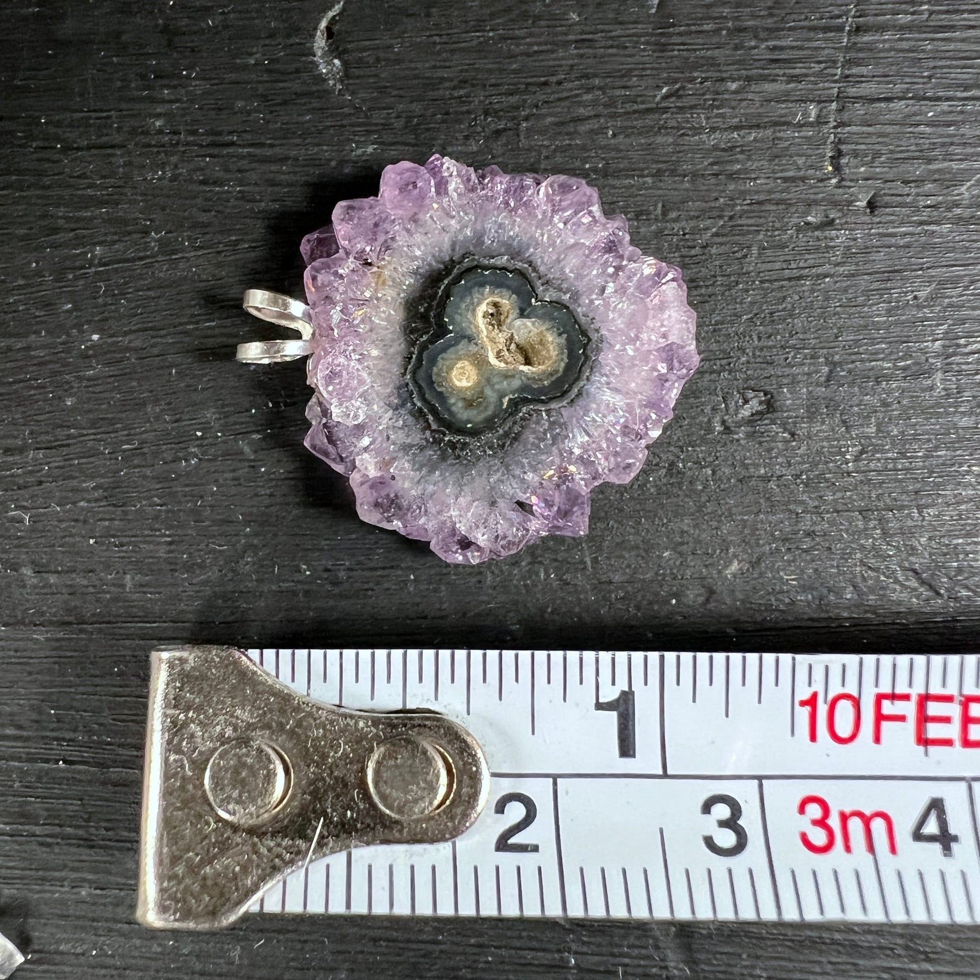 Amethyst | Sonne | Stalaktit | mit | Maßband | Größenvergleich | violette | Kristalle | Happy Minerals