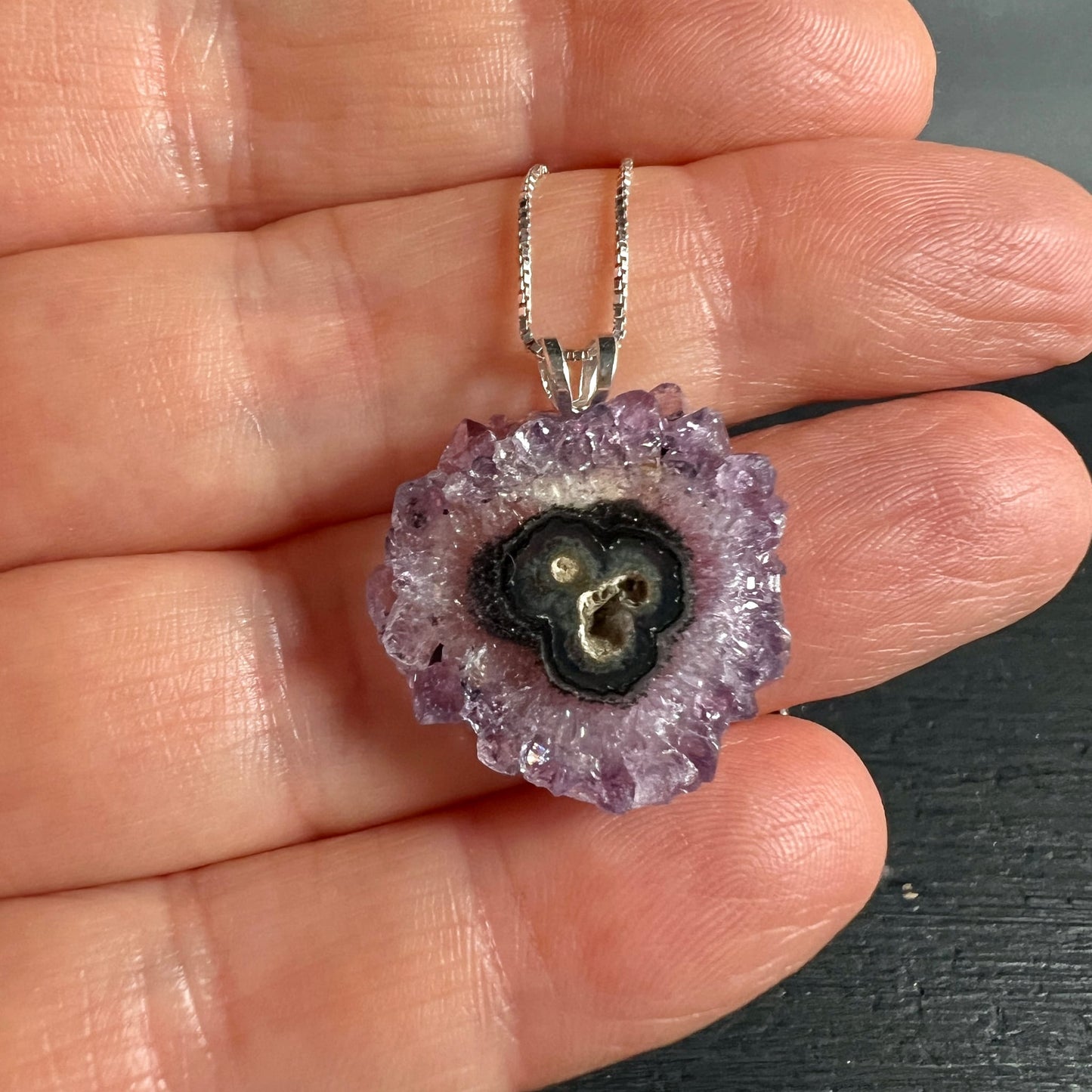 Amethyst | Sonne | Stalaktit | auf | Hand | Größenvergleich | zarte | violette | Kristallblüte | Happy Minerals