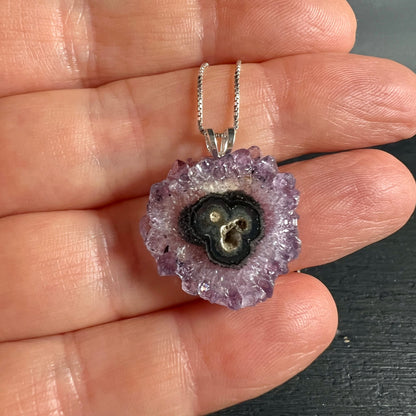 Amethyst | Sonne | Stalaktit | auf | Hand | Größenvergleich | zarte | violette | Kristallblüte | Happy Minerals