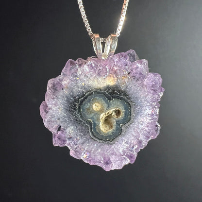 Amethyst | Sonne | Stalaktit | Kette | 925 Silber | violette | Kristallblume | dunkles | Herzmuster | Happy Minerals