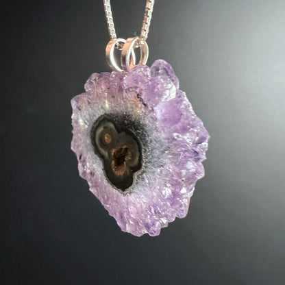 Amethyst | Sonne | Stalaktit | Anhänger | seitlich | changierendes | Lila | schimmernde | Facetten | Happy Minerals