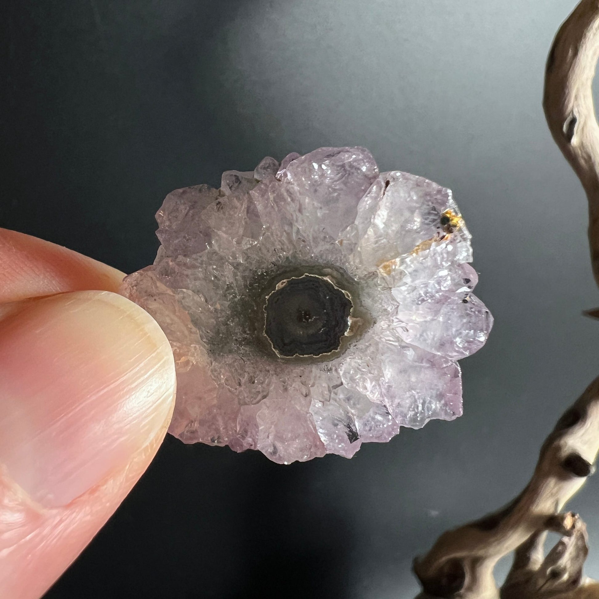 Amethyst Sonne Stalaktit | Uruguay | Rückseite | dunkler Achatkern | Happy Minerals Naturstein