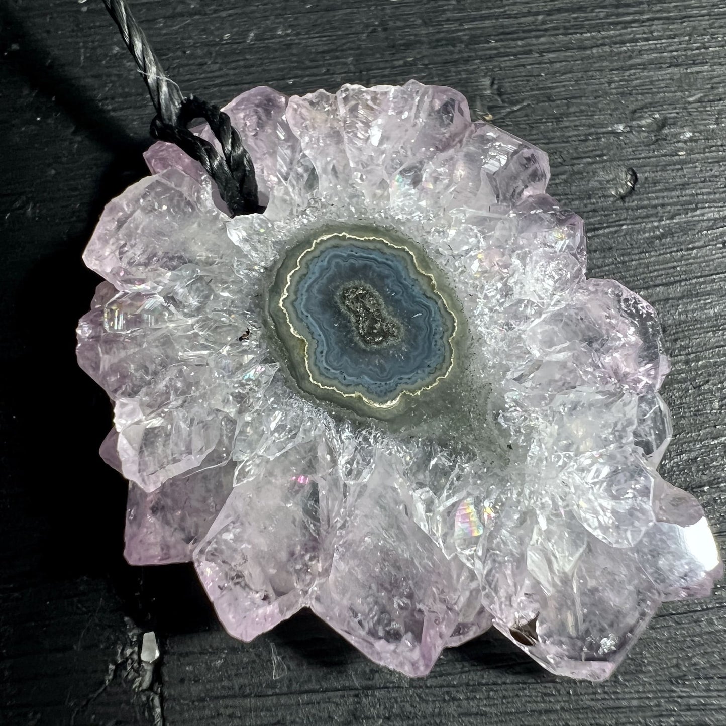 Funkelnder Amethyst Sonnenkristall mit organischer Struktur, Nahaufnahme | Happy Minerals