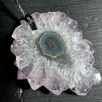Funkelnder Amethyst Sonnenkristall mit organischer Struktur, Nahaufnahme | Happy Minerals