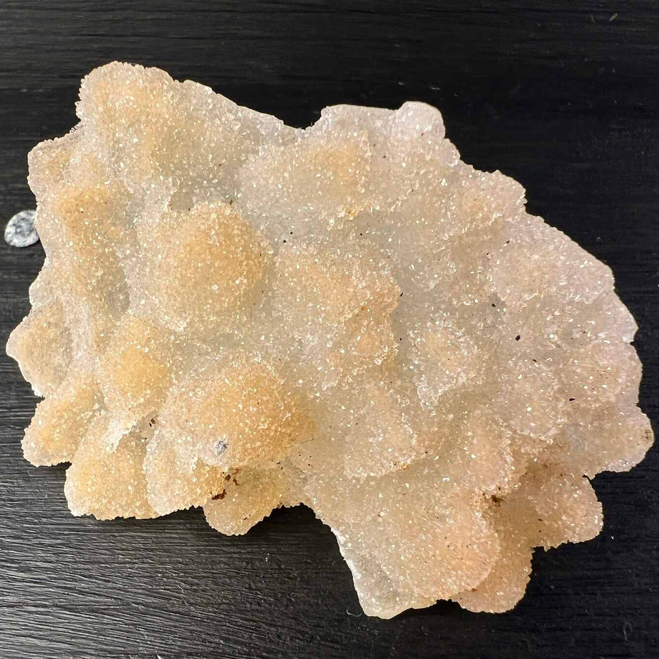 Goldener Spirit Quartz mit glitzernder Druzy-Oberfläche in warmem Champagnerton von Happy Minerals
