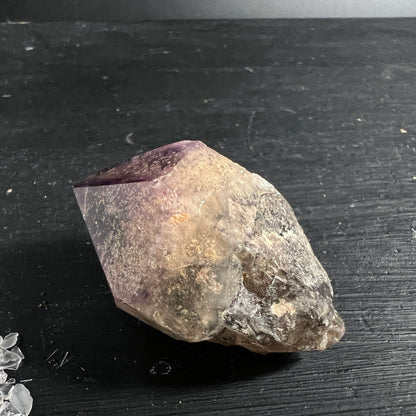 Amethyst Kristallspitze mit rauer Oberfläche, beige-braune Kruste und violetter Spitze | Happy Minerals