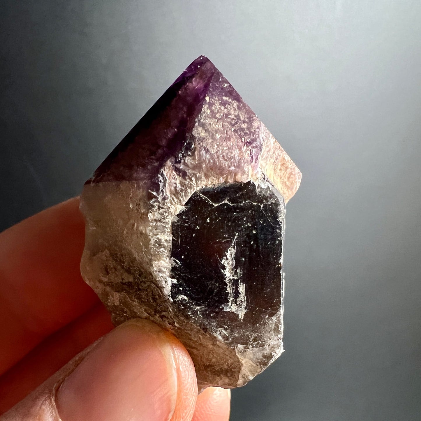 Amethystspitze mit violetter Pyramide, darunter dunkler rauchig-schwarzer Citrinkern | Happy Minerals