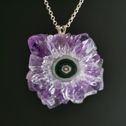 Amethyst Stalaktit Anhaenger, radiale violette Kristallspitzen um dunklen Kern, sternfoermige Sonnenform | Happy Minerals