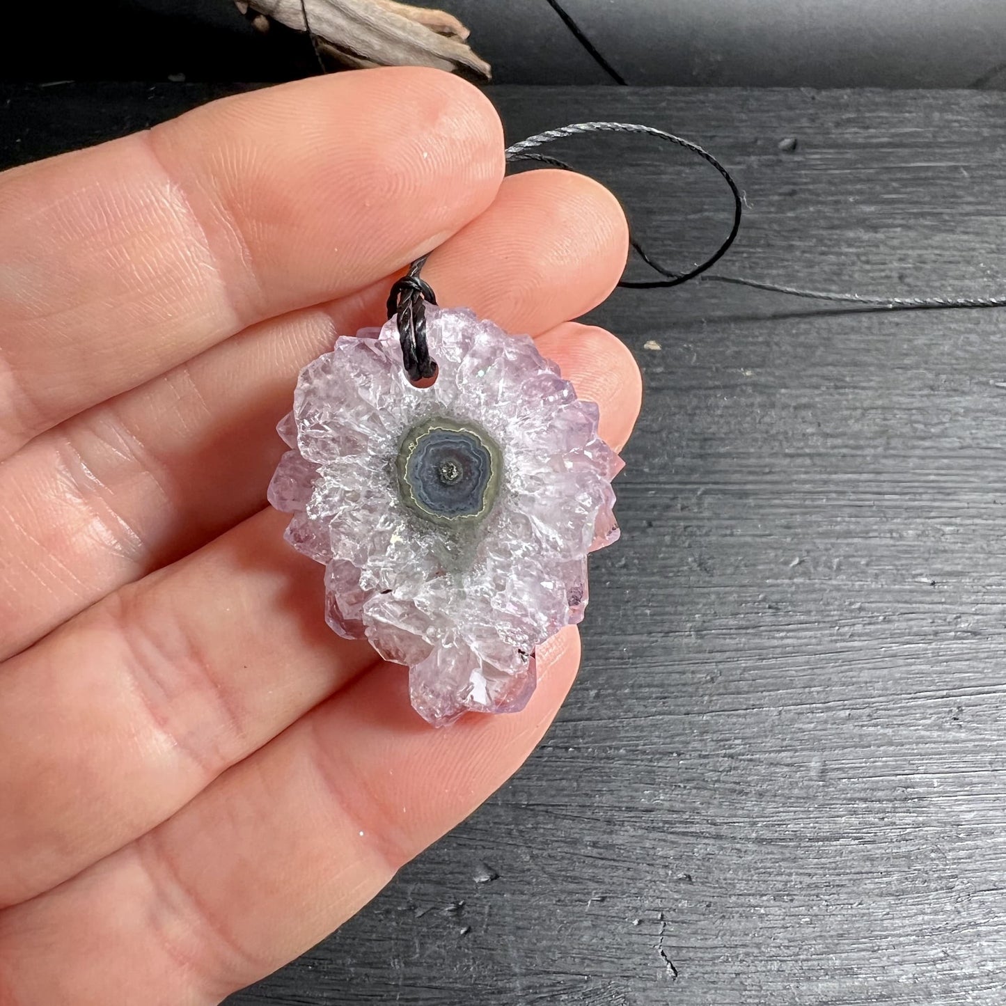 Querschnitt durch einen Amethyst-Stalaktiten mit Achatkern | Happy Minerals