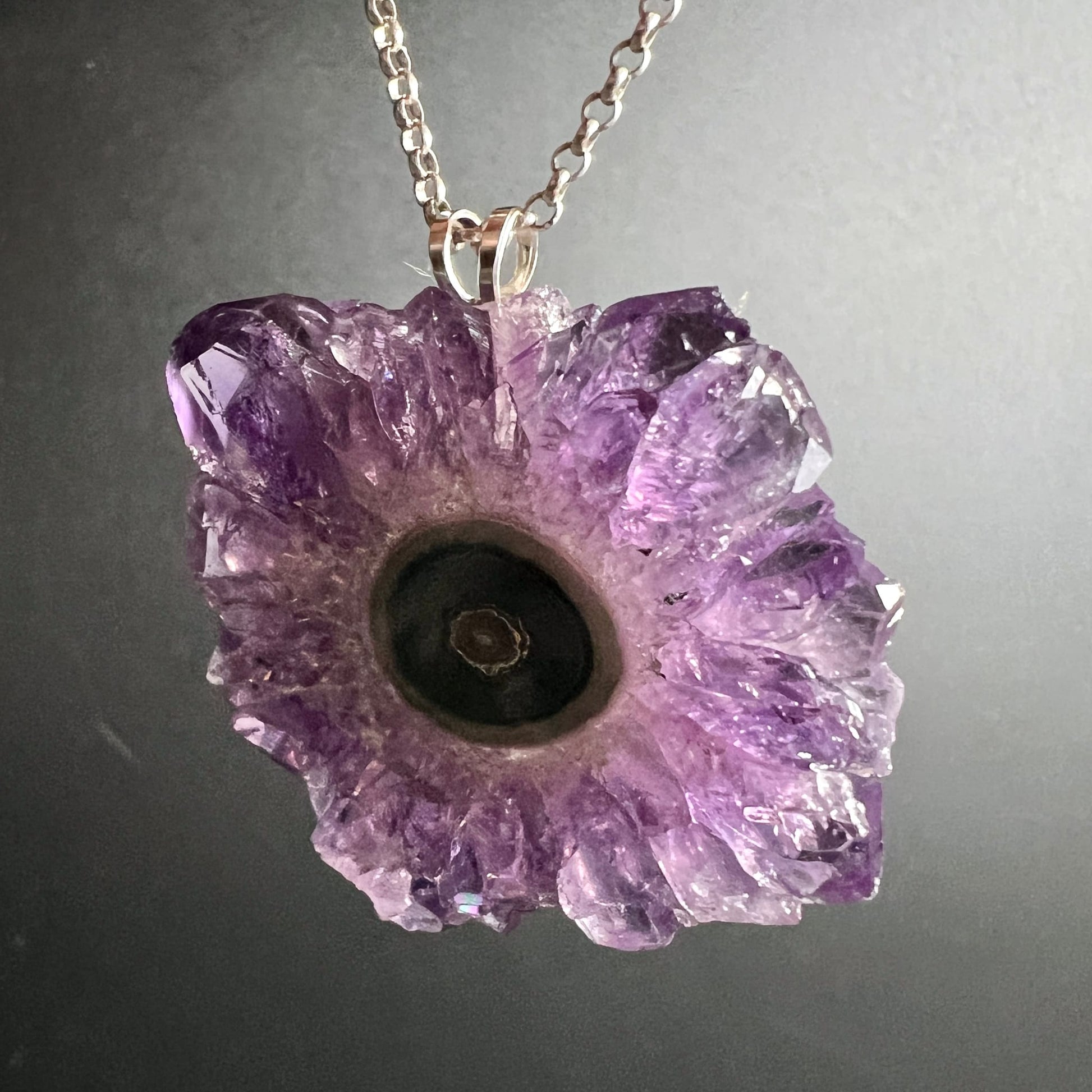 Amethyst Stalaktit Sonne | hell beleuchtet | violette Kristallzacken | freigestellt an Kette | Happy Minerals