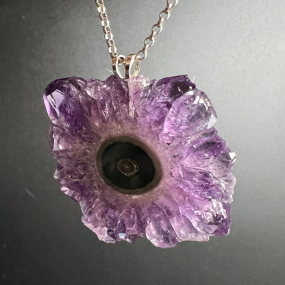 Amethyst Stalaktit Sonne | hell beleuchtet | violette Kristallzacken | freigestellt an Kette | Happy Minerals