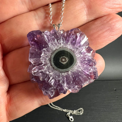Amethyst Stalaktit Sonne | in Hand gehalten | Größenvergleich | violette Kristallblüte | Happy Minerals