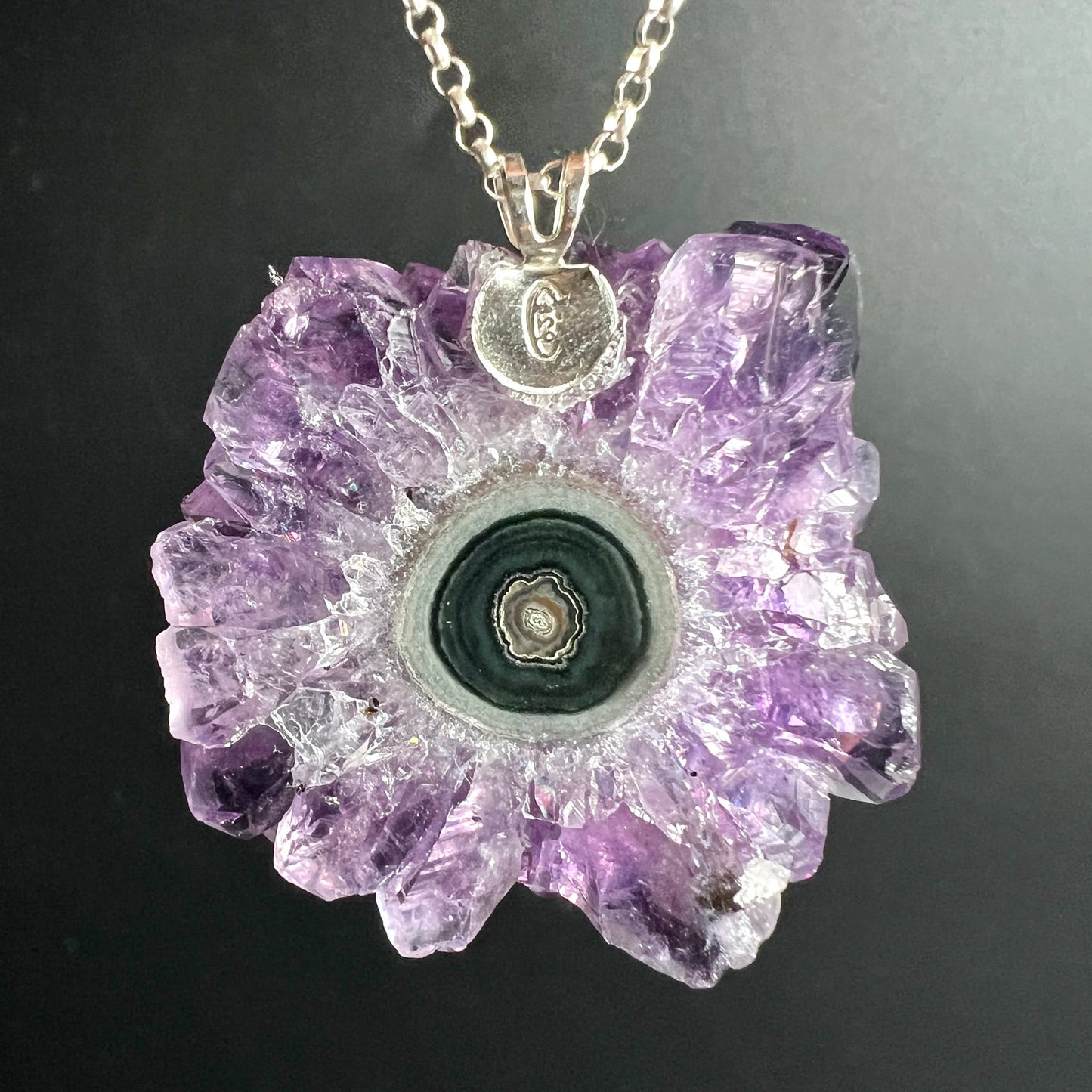 Amethyst Stalaktit Anhänger | an Silberkette hängend | funkelnde violette Kristallblüte | Happy Minerals