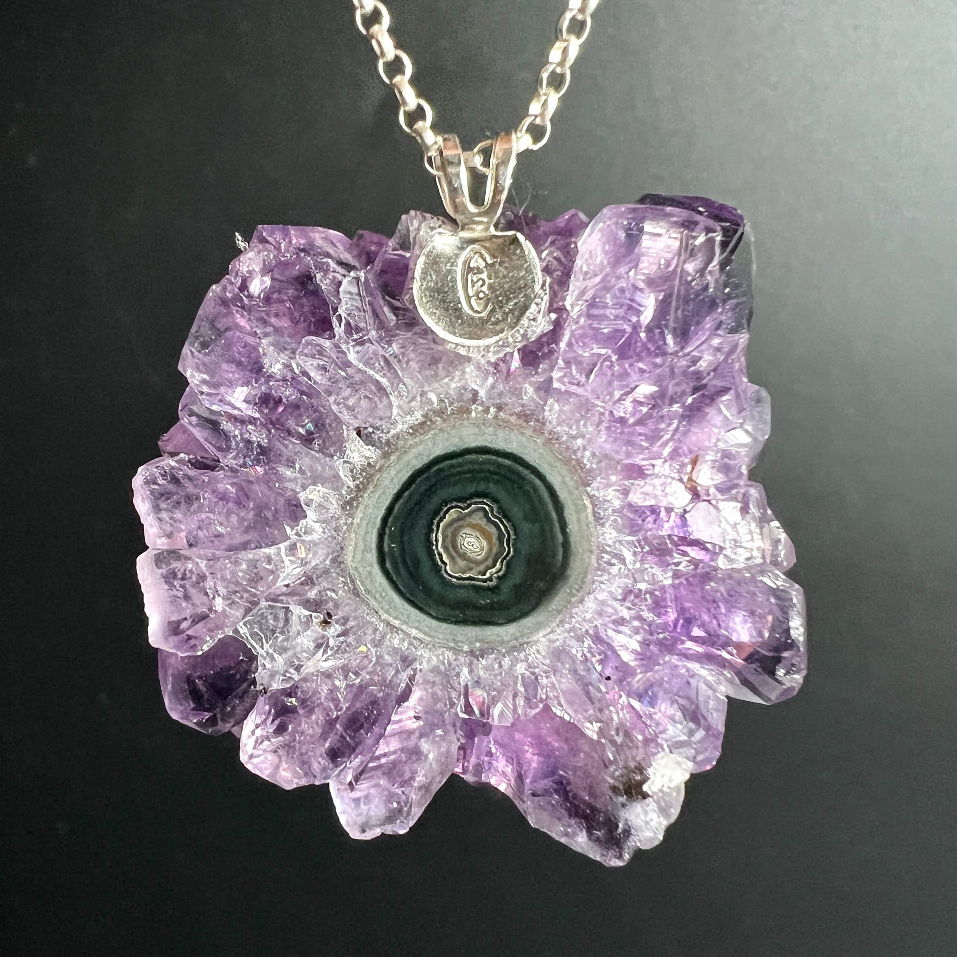 Amethyst Stalaktit Anhänger | an Silberkette hängend | funkelnde violette Kristallblüte | Happy Minerals