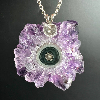 Amethyst Stalaktit Anhänger | an Silberkette hängend | funkelnde violette Kristallblüte | Happy Minerals