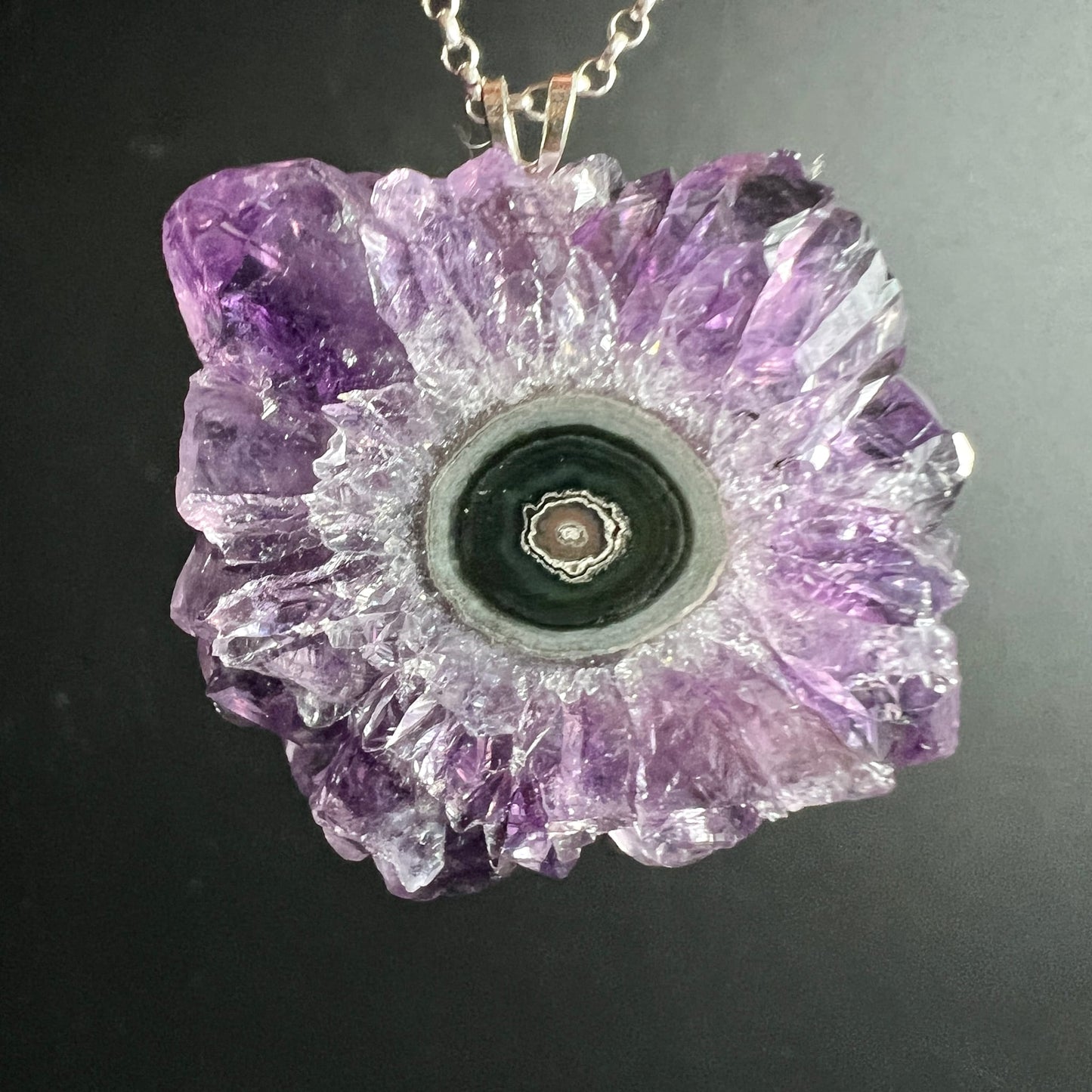Amethyst Kristallanhänger | Nahaufnahme an Kette | zarte Lila-Nuancen | Sonnenmuster | Happy Minerals