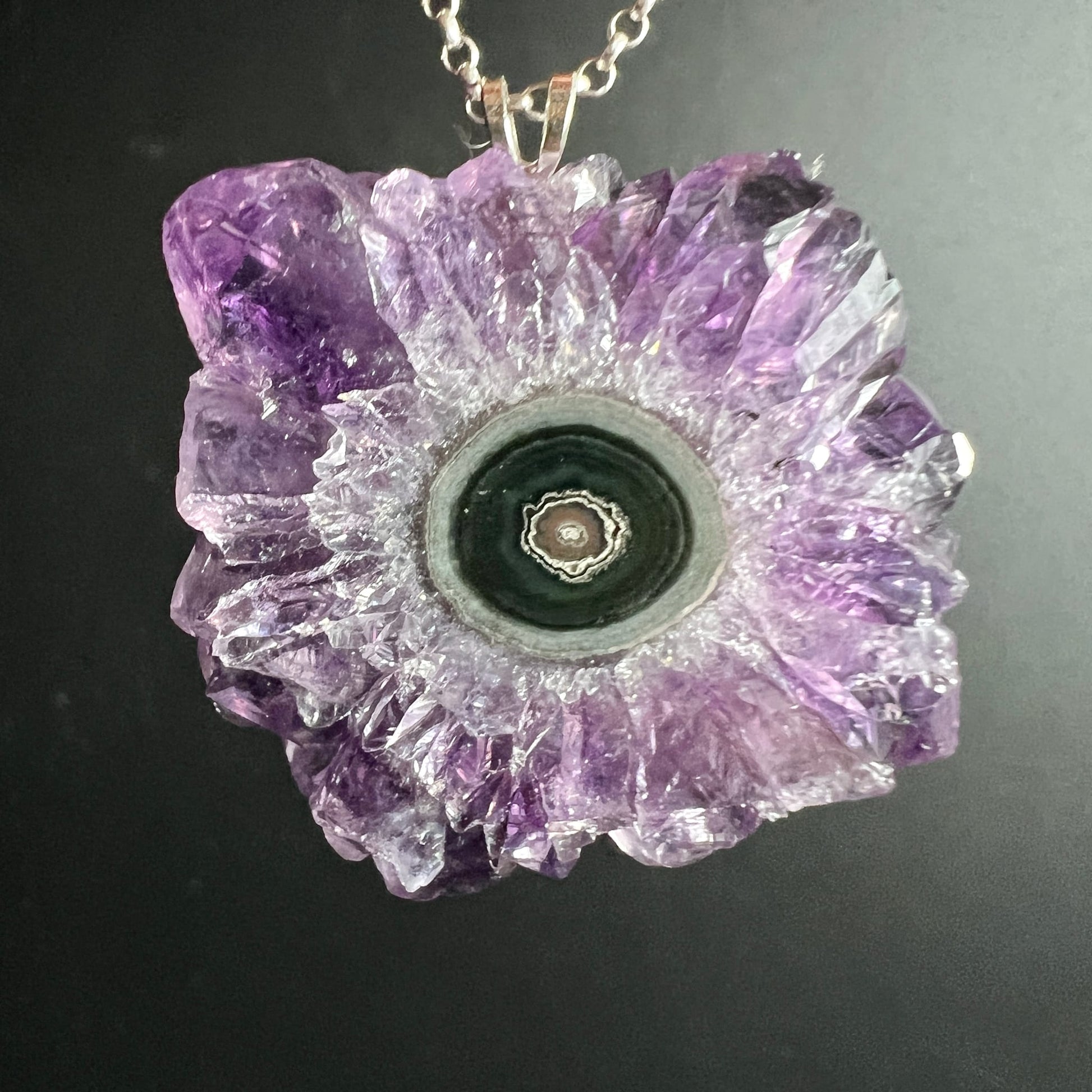 Amethyst Kristallanhänger | Nahaufnahme an Kette | zarte Lila-Nuancen | Sonnenmuster | Happy Minerals
